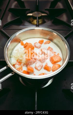 Ingredietns zur Zubereitung des Kabeljaufischfilet mit Orangensuppe mit Süßkartoffeln und anderem leckerem Gemüse - Foto von oben. Stockfoto