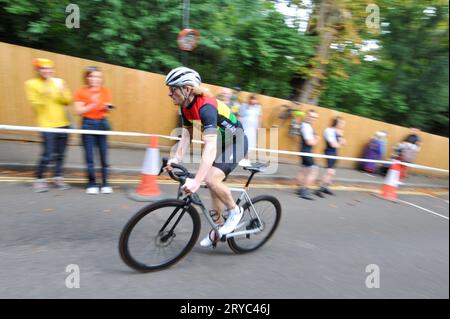 Radfahrer verschwimmen den Hintergrund, während sie die Swains Lane, Highgate, London, Großbritannien in der London Cycling Campaign Urban Hill Climb beschleunigen. Die Veranstaltung ist ein flaches Rennen auf der steilsten Straße Londons, und neben Alters- und Geschlechterkategorien gibt es Wettbewerbe für Falt- und Lastenräder. Swain’s Lane ist der berühmteste und berüchtigtste Aufstieg in London. Die Fahrspur ist ein extrem steiler Abschnitt zwischen Hampstead Heath und Highgate Cemetery mit einem Gefälle von durchschnittlich 9 % über 0,6 km, das sich aber in der Nähe der Bergspitze auf 14 % erhöht. Stockfoto