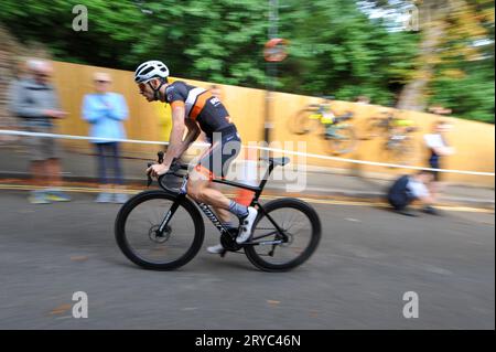 Radfahrer verschwimmen den Hintergrund, während sie die Swains Lane, Highgate, London, Großbritannien in der London Cycling Campaign Urban Hill Climb beschleunigen. Die Veranstaltung ist ein flaches Rennen auf der steilsten Straße Londons, und neben Alters- und Geschlechterkategorien gibt es Wettbewerbe für Falt- und Lastenräder. Swain’s Lane ist der berühmteste und berüchtigtste Aufstieg in London. Die Fahrspur ist ein extrem steiler Abschnitt zwischen Hampstead Heath und Highgate Cemetery mit einem Gefälle von durchschnittlich 9 % über 0,6 km, das sich aber in der Nähe der Bergspitze auf 14 % erhöht. Stockfoto