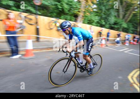 Radfahrer verschwimmen den Hintergrund, während sie die Swains Lane, Highgate, London, Großbritannien in der London Cycling Campaign Urban Hill Climb beschleunigen. Die Veranstaltung ist ein flaches Rennen auf der steilsten Straße Londons, und neben Alters- und Geschlechterkategorien gibt es Wettbewerbe für Falt- und Lastenräder. Swain’s Lane ist der berühmteste und berüchtigtste Aufstieg in London. Die Fahrspur ist ein extrem steiler Abschnitt zwischen Hampstead Heath und Highgate Cemetery mit einem Gefälle von durchschnittlich 9 % über 0,6 km, das sich aber in der Nähe der Bergspitze auf 14 % erhöht. Stockfoto