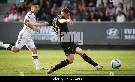 Eupen, Belgien. September 2023 30. Anderlechts anders Dreyer kämpft um den Ball während eines Fußballspiels zwischen KAS Eupen und RSC Anderlecht, Samstag, den 30. September 2023 in Eupen, am 09/30. Tag der „Jupiler Pro League“-Erstliga 2023-2024 der belgischen Meisterschaft. BELGA PHOTO VIRGINIE LEFOUR Credit: Belga News Agency/Alamy Live News Stockfoto