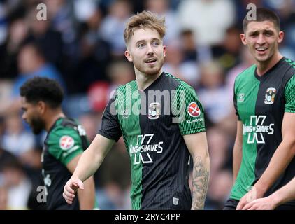 Josh Eccles (links) von Coventry City feiert das zweite Tor ihrer Mannschaft während des Sky Bet Championship Matches in der Loftus Road, London. Bilddatum: Samstag, 30. September 2023. Stockfoto