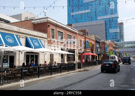 DETROIT, MICHIGAN, USA - 22. Mai 2018: Straße im Greektown-Viertel von Detroit mit Restaurants in historischen Gebäuden und einem Wolkenkratzer Stockfoto