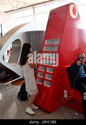 Öffentliche Telefonladestation am Flughafen Stockfoto