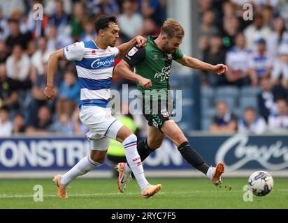 Matthew Godden von Coventry City trifft auf Andre Dozzell, den Queens Park Rangers, während des Sky Bet Championship Matches in der Loftus Road, London. Bilddatum: Samstag, 30. September 2023. Stockfoto