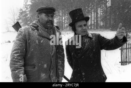 Mario Adorf li. Und Nikolaus Paryla 01/87 Rag Mario Adorf li. mit Nikolaus Paryla im Januar 1987 in Heimatmuseum Szene Szenenfoto Standfoto still Dreharbeiten Deutschland deutsch deutscher Österreich Österreicher österreichischer Männer Mann Schauspiel Film Spielfilm Kino Theater Bühne Autor TV Fernsehen Fernsehfilm Schauspieler Regisseur deutscher österreichischer Schauspieler Schauspieler Autor Autor quer halb stehend Gewehr gestikulierend zeigend Winter Schnee draußen SW *** Mario Adorf li und Nikolaus Paryla 01 87 Rag Mario Adorf li mit Nikolaus Paryla im Januar 1987 im Heimatmuseum Szene Foto noch sh Stockfoto