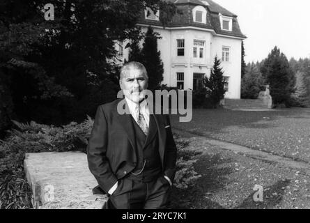 Mario Adorf Schauspieler 09/88 Rag Mario Adorf im Mai 1991 am Rande von Dreharbeiten zu Rosamunde Deutschland deutscher Mann Schauspiel Film Spielfilm Kino Theater Bühne Autor TV Fernsehen deutscher Schauspieler Autor quer halb stehen neutral draußen Hände in Hosentaschen sw *** Mario Adorf Schauspieler 09 88 Rag Mario Adorf im Mai 1991 am Rande des Drehs Rosamunde Deutschland deutsch deutsch Mann Schauspielfilm Spielfilm Kino Theater Autorin TV Fernsehen deutscher Schauspieler Autor Autor Autor Autor Kreuz die Hälfte neutrale Außenhandhaltung in Hosentaschen Stockfoto