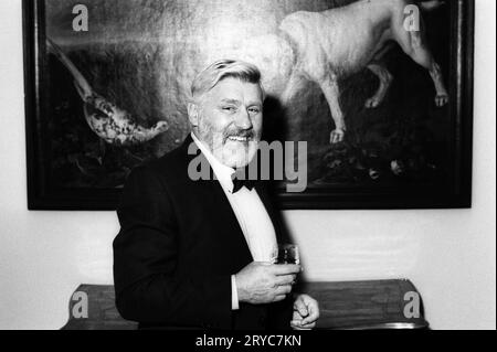 Mario Adorf Schauspieler 01/87 Rag Mario Adorf im Januar 1987 Deutschland deutscher Mann Schauspiel Film Spielfilm Kino Theater Bühne autor TV Fernsehfilm deutscher Schauspieler Autor quer halb stehend lächelnd Glas haltend Gemälde SW *** Mario Adorf Schauspieler 01 87 Rag Mario Adorf im januar 1987 deutschland deutscher Mann Schauspielfilm Spielfilm Theater Bühnenautor tv Fernsehfilm deutscher Schauspieler, Schriftsteller, Kreuz, halb stehend, lächelndes Glas, das Gemälde mit der Hand hält Stockfoto