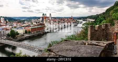 Panoramablick auf Passau. Draufsicht der Hängebrücke. Skyline der Altstadt mit wunderschöner Reflexion in der Donau, Bayern, Deutschland. Hochwertige Fotos Stockfoto