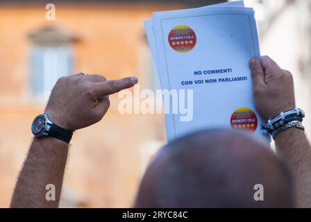 30/23 Rom, Demonstration auf der Piazza dei Santi Apostoli, gegen die Regierung. PS: Das Foto kann in Übereinstimmung mit dem Kontext, in dem es aufgenommen wurde, und ohne diffamierende Absicht der Dekoration der vertretenen Personen verwendet werden. Personen: Stockfoto