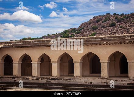 Korridor des Kalyana Mahal (Heiratshalle) Komplexes im Gingee Fort, Villupuram Bezirk, Tamil Nadu, Indien Stockfoto