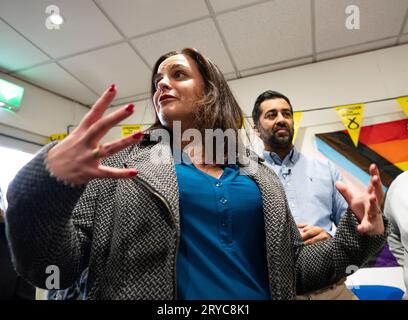 Rutherglen, Schottland, Vereinigtes Königreich. 30. September 2023. Der erste Minister Humza Yousaf und die SNP-Kandidatin für die Nachwahl in Rutherglen und Hamilton West, Katy Loudon, sprechen mit Parteiarbeitern auf der Plattform für die SNP in Rutherglen. Die Nachwahl findet am 5. Oktober 2023 statt. Iain Masterton/Alamy Live News Stockfoto