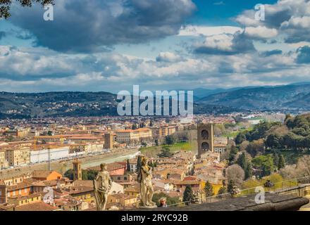 Atemberaubende Aussicht auf die Paläste und Kirchen von Florenz Stockfoto