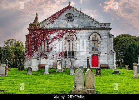 Herbstlaub an der Mauer von Liberton Kirk oder Kirche mit Friedhof, Edinburgh, Schottland, Großbritannien Stockfoto