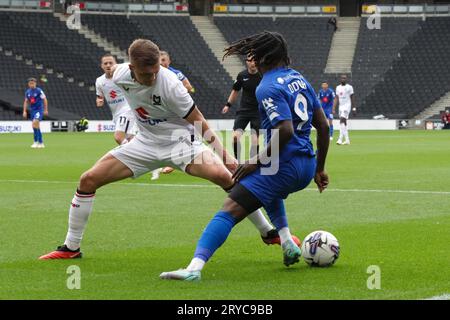 Milton Keynes Dons Joe Tomlinson fordert Abraham Odoh von Harrogate Town während der ersten Hälfte des Spiels der Sky Bet League 2 zwischen MK Dons und Harrogate Town im Stadion MK, Milton Keynes am Samstag, den 30. September 2023 heraus. (Foto: John Cripps | MI News) Credit: MI News & Sport /Alamy Live News Stockfoto