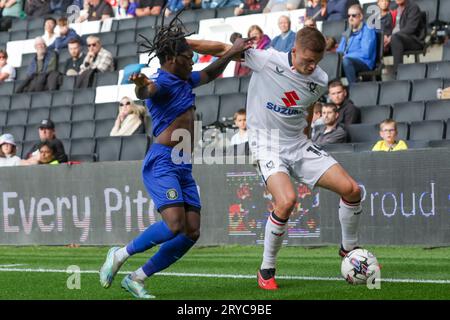 Milton Keynes Dons Joe Tomlinson wird am Samstag, den 30. September 2023, von Abraham Odoh von Harrogate Town in der zweiten Hälfte des Spiels der Sky Bet League 2 zwischen MK Dons und Harrogate Town im Stadion MK, Milton Keynes, herausgefordert. (Foto: John Cripps | MI News) Credit: MI News & Sport /Alamy Live News Stockfoto