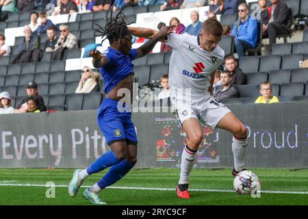 Milton Keynes Dons Joe Tomlinson wird am Samstag, den 30. September 2023, von Abraham Odoh von Harrogate Town in der zweiten Hälfte des Spiels der Sky Bet League 2 zwischen MK Dons und Harrogate Town im Stadion MK, Milton Keynes, herausgefordert. (Foto: John Cripps | MI News) Credit: MI News & Sport /Alamy Live News Stockfoto