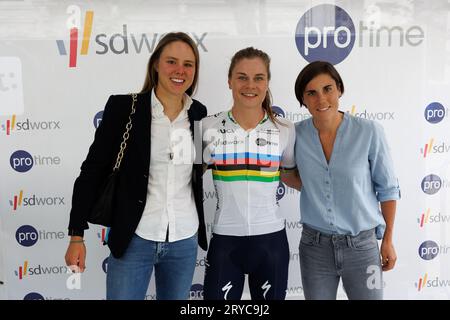 Gent, Belgien. September 2023 30. Die belgische U23 Julie de Wilde, die belgische Lotte Kopecky von SD Worx und die belgische Sanne Cant von Fenix-Deceuninck, die während eines Fandays für den Radweltmeister Kopecky in Gent am Samstag, den 30. September 2023, abgebildet wurden. SD Worx, Cycling Vlaanderen und die flämische Radschule organisieren gemeinsam den ersten Fantag für Weltmeister Kopecky. Mit der Initiative hoffen die drei Parteien und Kopecky, junge Mädchen zum Radfahren zu inspirieren. BELGA PHOTO KURT DESPLENTER Credit: Belga News Agency/Alamy Live News Stockfoto