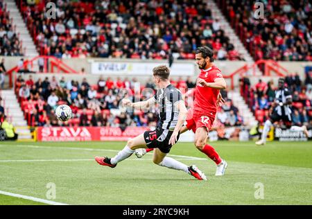 Swindon, Großbritannien, 30. September 2023. Harry Clifton während des Sky Bet EFL League Two Football Match zwischen Swindon Town FC und Grimsby Town FC im County Ground, Swindon, UK.Credit: Jon Corken Credit: Jon Corken/Alamy Live News Stockfoto