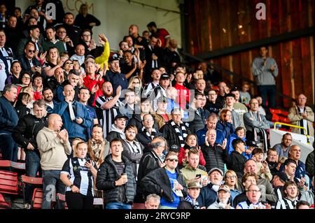 Swindon, Großbritannien, 30. September 2023. Grimsby-Fans während des Sky Bet EFL League Two Football Match zwischen Swindon Town FC und Grimsby Town FC im County Ground, Swindon, UK.Credit: Jon Corken Credit: Jon Corken/Alamy Live News Stockfoto