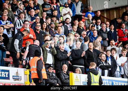 Swindon, Großbritannien, 30. September 2023. Grimsby-Fans während des Sky Bet EFL League Two Football Match zwischen Swindon Town FC und Grimsby Town FC im County Ground, Swindon, UK.Credit: Jon Corken Credit: Jon Corken/Alamy Live News Stockfoto