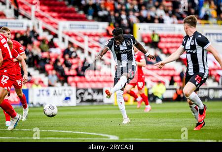 Swindon, Großbritannien, 30. September 2023. Arthur Gnahoua während des Sky Bet EFL League Two Football Match zwischen Swindon Town FC und Grimsby Town FC im County Ground, Swindon, UK.Credit: Jon Corken Credit: Jon Corken/Alamy Live News Stockfoto