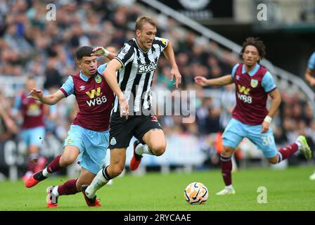 Burnleys Zeki Amdouni fordert Newcastle United Dan Burn während des Spiels der Premier League zwischen Newcastle United und Burnley in St. James's Park, Newcastle am Samstag, den 30. September 2023. (Foto: Michael Driver | MI News) Credit: MI News & Sport /Alamy Live News Stockfoto