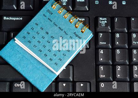 Blauer Kalender für August 2024 auf der Tastatur. Neujahrskonzept 2024 Stockfoto