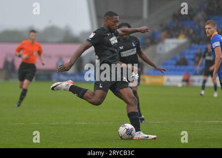 Shrewsbury, England. September 2023 30. Chuks Aneke von Charlton Athletic dreht während des Sky Bet EFL League One-Spiels zwischen Shrewsbury Town und Charlton Athletic im Croud Meadow. Kyle Andrews/Alamy Live News Stockfoto