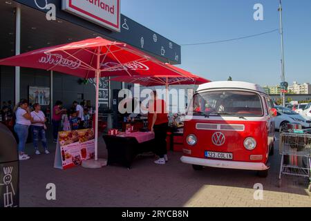 Coca Cola Offizielles grillfest mit rotem VW-Wohnmobil. Stockfoto