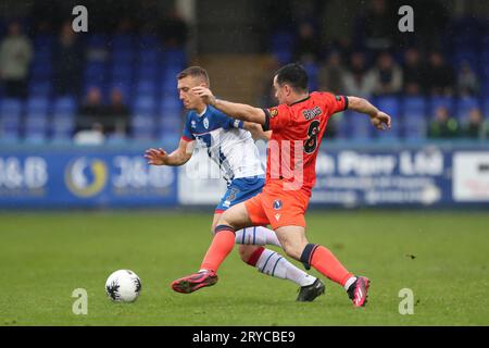 David Ferguson von Hartlepool United in Aktion mit Matt Briggs von Dorking Wanderers während des Spiels der Vanarama National League zwischen Hartlepool United und Dorking Wanderers im Victoria Park, Hartlepool am Samstag, den 30. September 2023. (Foto: Mark Fletcher | MI News) Credit: MI News & Sport /Alamy Live News Stockfoto