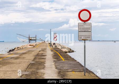 Fischer und Fischerhütte am Pier Stockfoto