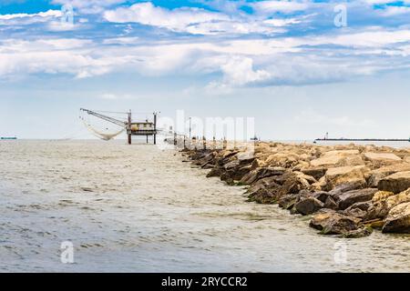 Fischer und Fischerhütte am Pier Stockfoto