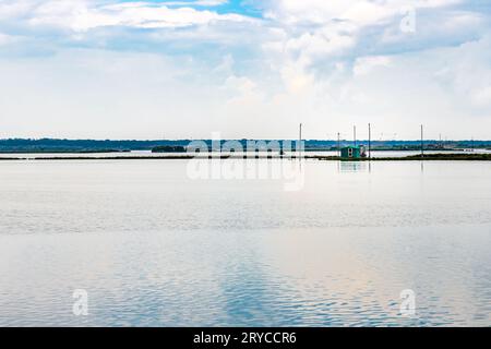 Fischerhütte in der ruhigen Bracklagune Stockfoto