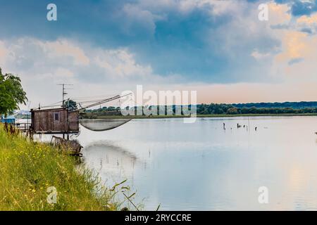 Fischerhütte in der ruhigen Bracklagune Stockfoto