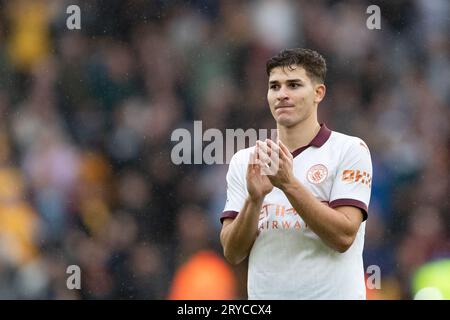 Julian Alvarez aus Manchester City applaudiert den Fans nach dem Premier-League-Spiel zwischen den Wolverhampton Wanderers und Manchester City in Molineux, Wolverhampton am Samstag, den 30. September 2023. (Foto: Gustavo Pantano | MI News) Credit: MI News & Sport /Alamy Live News Stockfoto