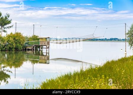 Fischerhütte in der ruhigen Bracklagune Stockfoto