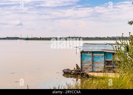 Fischerhütte in der ruhigen Bracklagune Stockfoto