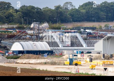 West Hyde, Großbritannien. 30. September 2023. Die Baustelle HS2 High Speed Rail South Portal in West Hyde, Hertfordshire. Zwei unterirdische Tunnel werden von dieser Stelle aus durch die Chilterns gelocht. In den letzten Tagen gab es viele Spekulationen, dass Premierminister Rishi Sunak voraussichtlich die Streichung der HS2 High Speed Rail Northern Leg von Birmingham nach Manchester ankündigen wird, da die Kosten der Projektspirale außer Kontrolle geraten. Es wird erwartet, dass er die Ankündigung vor Beginn der Tory Party Conference macht. Die ehemaligen Premierminister Theresa May und Boris Johnson stellen nun WAV her Stockfoto