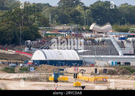 West Hyde, Großbritannien. 30. September 2023. Die Baustelle HS2 High Speed Rail South Portal in West Hyde, Hertfordshire. Zwei unterirdische Tunnel werden von dieser Stelle aus durch die Chilterns gelocht. In den letzten Tagen gab es viele Spekulationen, dass Premierminister Rishi Sunak voraussichtlich die Streichung der HS2 High Speed Rail Northern Leg von Birmingham nach Manchester ankündigen wird, da die Kosten der Projektspirale außer Kontrolle geraten. Es wird erwartet, dass er die Ankündigung vor Beginn der Tory Party Conference macht. Die ehemaligen Premierminister Theresa May und Boris Johnson stellen nun WAV her Stockfoto