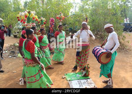 Eine Santali-Tanztruppe, die in Westbengalen tanzt Stockfoto