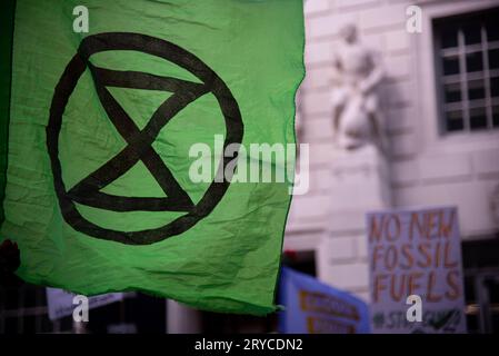 London, Großbritannien. September 2023 30. Die Flagge der Extinction Rebellion weht während des Stop Rosebank - Notfallprotests die britische Regierung hat kürzlich die Entwicklung des größten unentwickelten Ölfeldes in der britischen Nordsee genehmigt. Dies ist ein Rückschritt für die Energiesicherheit, die Energierechnung und auch die bewohnbare Erde. Quelle: SOPA Images Limited/Alamy Live News Stockfoto