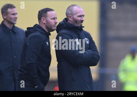 Shrewsbury, England. September 2023 30. Charlton Athletic Head Coach Michael Appleton und Assistant Head Coach Richard O’Donnell während der Sky Bet EFL League One zwischen Shrewsbury Town und Charlton Athletic im Croud Meadow. Kyle Andrews/Alamy Live News Stockfoto