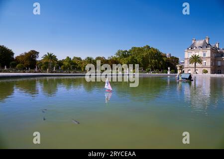 Spielzeugboote segeln auf dem See in Jardin du Luxembourg, Paris, Frankreich Stockfoto