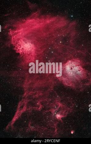 Nebel in Auriga: Eine kosmische Symphonie. Tauchen Sie ein in den komplizierten Tanz des Flammenden Sterns, der Kaulquappen, der Spider und des Fliegennebels. HOO Stockfoto