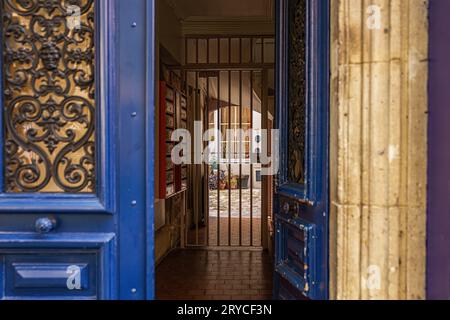 Blick in den Garten durch das Tor. Paris, Frankreich Stockfoto