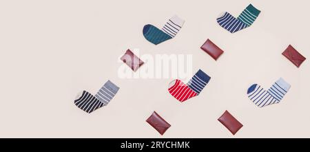 Socken in nautischen Farben und Geldbörse aus Leder isoliert auf beigem Hintergrund, Draufsicht Stockfoto