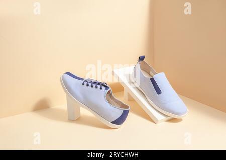 Stilvolle blaue Sneakers isoliert auf beigem Hintergrund; Platz für Text; perspektivische Ansicht Stockfoto
