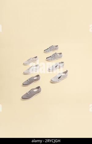 Stylische, graue Sneakers isoliert auf beigem Hintergrund; Platz für Text; Draufsicht Stockfoto