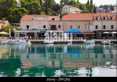 CAVTAT, KROATIEN - SEPETMEBER 19th, 2023: Die Küstenstadt im südlichen Konavle ist ein wunderschönes Urlaubsziel in der Nähe von Dubrovnik Stockfoto